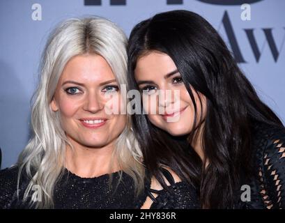 Kate Young e Selena Gomez partecipano all'InStyle Awards inaugurale al Getty Center di Los Angeles, California. Foto Stock