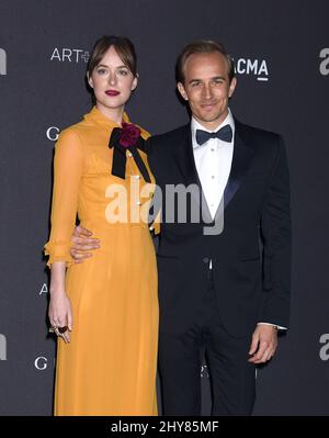 Dakota Johnson e Jesse Johnson frequentano LACMA 2015 Art+Film Gala in onore di James Turrell e Alejandro G Inarritu al LACMA il 7 novembre 2015 a Los Angeles, CA, USA. Foto Stock