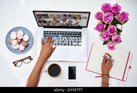 La tecnologia sul posto di lavoro elimina praticamente spazio e tempo. Scatto ritagliato di un professionista creativo che lavora su un notebook. Foto Stock