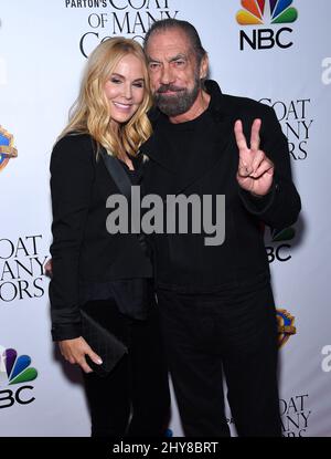 John Paul DeJoria & Eloise Broady partecipa alla proiezione del cast e dell'equipaggio di Dolly Parton, "Coat of Many Colors", tenutasi al Teatro Egizio Foto Stock