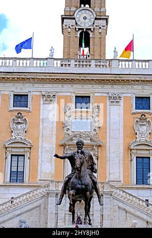 Statua equestre di Marco Aurelio in piedi in Piazza Campidoglio a Roma Foto Stock
