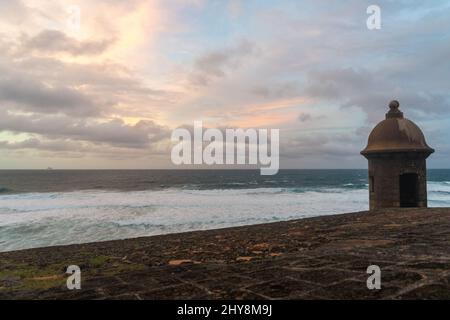 Splendida vista sul mare ondulato e cielo nuvoloso dal Castillo San Cristobal a San Juan, Porto Rico Foto Stock