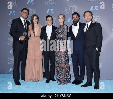 Sam Esmail, Carly Chaikin, Rami Malek, Portia Doubleday, Martin Wallstrom e Christian Slater hanno partecipato alla sala stampa per i 21st Annual Critics' Choice Awards a Los Angeles, California. Foto Stock