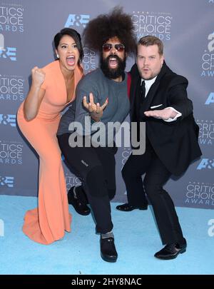 James Corden (R) Reggie Watts e Gina Rodriguez (a sinistra) partecipano ai 21st Annual Critics' Choice Awards che si tengono presso Barker Hanger all'aeroporto di Santa Monica Foto Stock