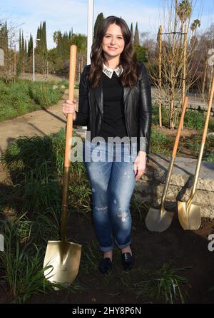 Katie Lowes in qualità di SAG un sette volte vincitore del Green Seal dell'Environmental Media Association annuncerà la sua nuova partnership ambientale Con le foreste americane in una cerimonia di piantagione di alberi che significa l'impatto di questa partnership sulla rivitalizzazione della città di Los Angeles Il fiume Los Angeles al LA River Greenway Trail Pocket Park Foto Stock