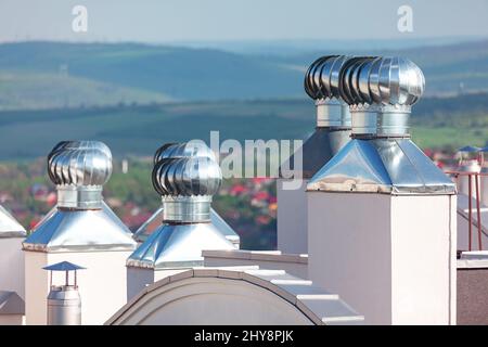 Sistemi di ventilazione rotativi installati sul tetto Foto Stock