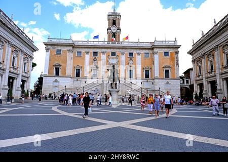 Statua equestre di Marco Aurelio in piedi in Piazza Campidoglio a Roma Foto Stock