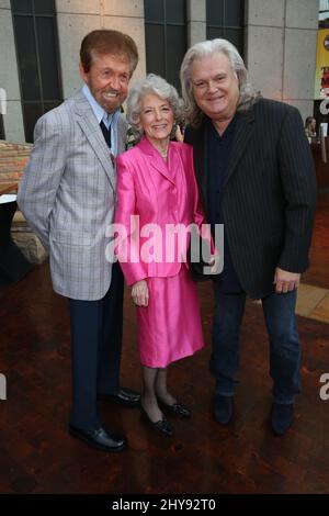 FILE PHOTO: La leggenda della musica country Sonny James muore a 87. 21 ottobre 2012 Nashville, Tn. Sonny James e Doris James e Ricky Skaggs Country Music Hall of Fame cerimonia Medallion tenutasi presso la Country Music Hall of Fame Foto Stock