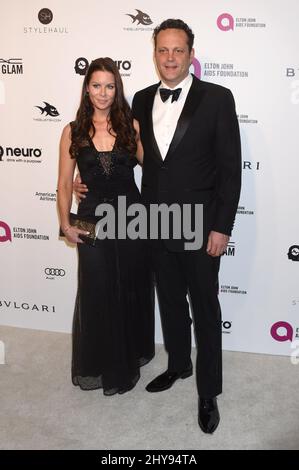 Vince Vaughn e la moglie Kyla Weber hanno partecipato alla Oscar Viewing Party 24th della Elton John AIDS Foundation tenutasi presso il City of West Hollywood Park Foto Stock