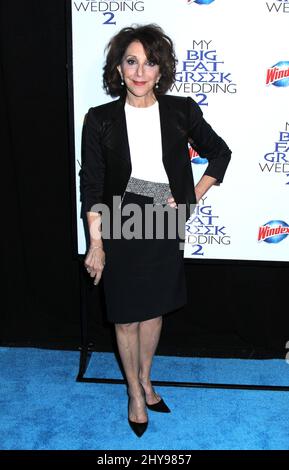 Andrea Martin partecipa alla prima di New York di My Big Fat Greek Wedding 2. Foto Stock