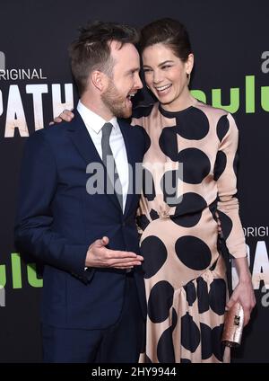 Aaron Paul e Michelle Monaghan partecipano alla prima 'The Path' presentata da Hulu Original tenuto presso l'ARCLIGHT Hollywood a Los Angeles, USA. Foto Stock