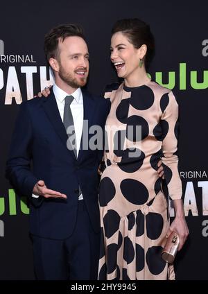 Aaron Paul e Michelle Monaghan partecipano alla prima 'The Path' presentata da Hulu Original tenuto presso l'ARCLIGHT Hollywood a Los Angeles, USA. Foto Stock