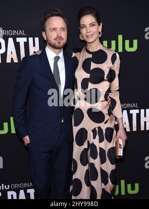 Aaron Paul e Michelle Monaghan hanno partecipato al 'The Path' Premiere di Hulu tenuto al Teatro ARCLIGHT di Los Angeles, USA Foto Stock