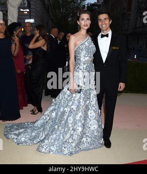 Allison Williams & Ricky Vanveen che partecipa al programma di benefit del Costume Institute al Met celebra l'apertura della mostra "Manus x Machina: Fashion in an Age of Technology" che si tiene presso il Metropolitan Museum of Art di New York, USA. Foto Stock