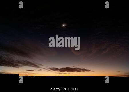 UT00899-00..... UTAH - Luna a mezzaluna all'alba dalla Valle degli dei. Foto Stock