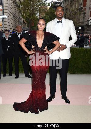 Carmelo Anthony & Lala Anthony partecipa al Costume Institute Benefit al Met celebra l'apertura della mostra "Manus x Machina: Fashion in an Age of Technology" che si tiene presso il Metropolitan Museum of Art di New York, USA. Foto Stock