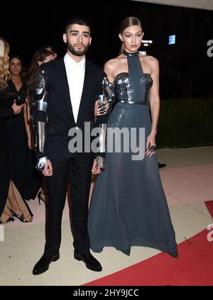 Zayn Malik & Gigi Hadid che partecipa al Costume Institute Benefit al Met celebra l'apertura della Mostra "Manus x Machina: Fashion in an Age of Technology" tenutasi al Metropolitan Museum of Art di New York, USA. Foto Stock