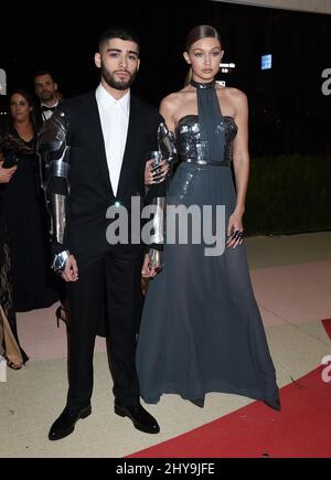 Zayn Malik & Gigi Hadid che partecipa al Costume Institute Benefit al Met celebra l'apertura della Mostra "Manus x Machina: Fashion in an Age of Technology" tenutasi al Metropolitan Museum of Art di New York, USA. Foto Stock