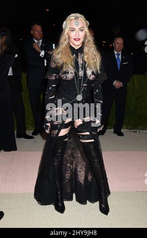 Madonna che partecipa al MET Gala 2016 Costume Institute Benefit al Met celebra l'apertura della mostra "Manus x Machina: Fashion in an Age of Technology", tenutasi al Metropolitan Museum of Art di New York, USA. Foto Stock