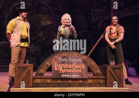 Dolly Parton durante la Grande apertura di Dolly Parton's Lumberjack Adventure Foto Stock