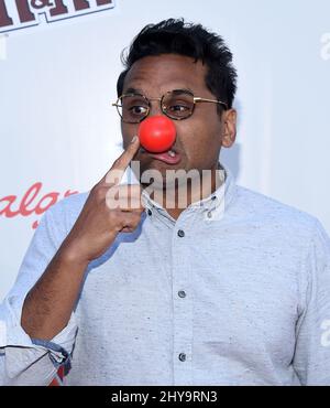 Ravi Patel arriva al Red Nose Day presso gli Universal Studios giovedì 26 maggio 2016 a Universal City, California. Foto Stock