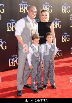 Tito Ortiz, Amber Nicole Miller che partecipa alla prima del 'The BFG' a Los Angeles. Foto Stock