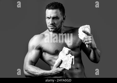 Bodybuilder bearded riuscito con banknot del dollaro dei soldi. Concetto di stile di vita motivazionale, gesto vincente. Foto Stock