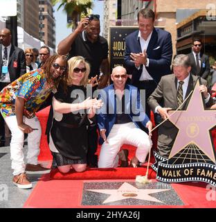 Lil Jon, Luther Campbell, Pitbull, Tony Robbins e Leron Gubler partecipano alla cerimonia Hollywood Walk of Fame di Pitbull a Los Angeles Foto Stock