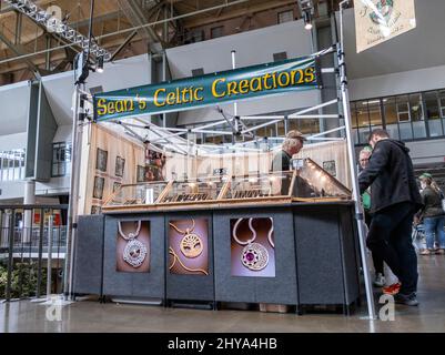 Seattle, WA USA - circa Marzo 2022: Persone che godono del Seattle Irish Week Festival all'interno della Armory Food and Event Hall Foto Stock