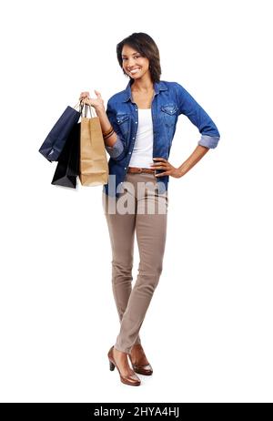 Ha appena colpito il centro commerciale. Ritratto studio completo di una giovane donna con borse shopping isolato su bianco. Foto Stock