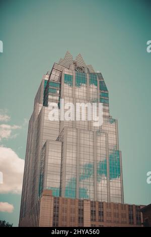 Inquadratura ad angolo basso dell'edificio della torre Frost Bank di Austin, Texas, USA, contro un cielo blu Foto Stock