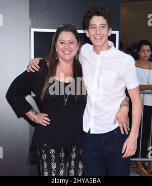 Camryn Manheim e Milo Manheim partecipano alla prima di Bad Moms che si tiene al Mann Village Theatre di Los Angeles, California. Foto Stock