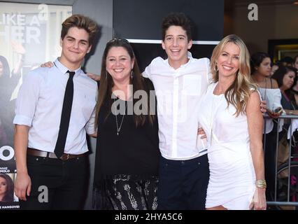 Oscar Revelins, Camryn Manheim, Milo Manheim e Janet Shaw partecipano alla prima di Bad Moms che si tiene al Mann Village Theatre di Los Angeles, California. Foto Stock