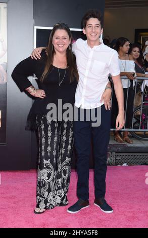 Camryn Manheim e Milo Manheim partecipano alla prima di Bad Moms che si tiene al Mann Village Theatre di Los Angeles, California. Foto Stock