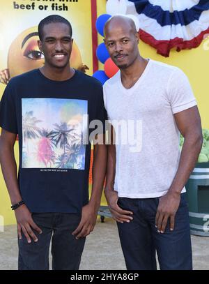 Keenen Ivory Wayans & Keenen Ivory Wayans Jr. Alla prima mondiale della Sausage Party tenutasi al Village Theatre di Los Angeles, CA, USA, 9 agosto 2016. Foto Stock