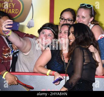 Salma Hayek partecipa alla prima mondiale della Sausage Party tenutasi al Village Theatre di Los Angeles, CA, USA, 9 agosto 2016. Foto Stock