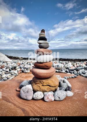 Colpo verticale di cairn sull'isola di Arran in Scozia Foto Stock