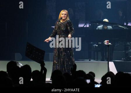 Adele si esibisce durante il suo esaurito "25 World Tour" a Los Angeles, 20th agosto 2016. Foto Stock