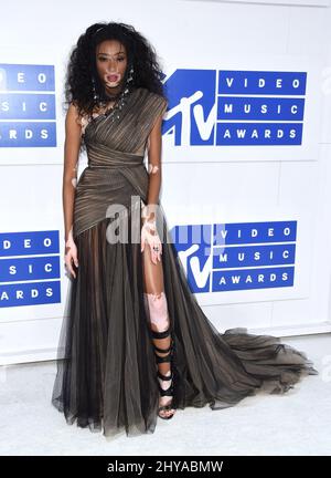 Winnie Harlow arriva per i 2016 MTV Video Music Awards, Madison Square Garden, New York, 28th agosto 2016. Foto Stock