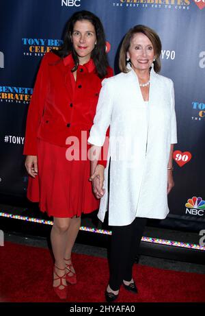 Alexandra Pelosi e Nancy Pelosi partecipano al 'Tony Bennett celebra il 90: Il meglio è ancora a venire' al radio City Music Hall di giovedì 15 settembre 2016, a New York. Foto Stock