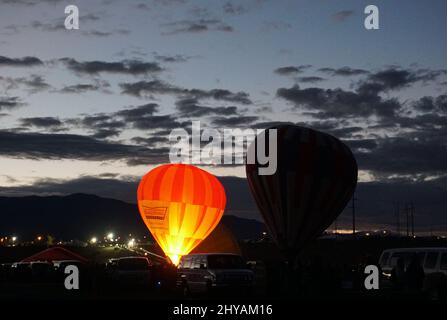 La Fiesta Internazionale della mongolfiera di Albuquerque del 45th “Desert Kaleidoscope” è ancora il primo evento internazionale di mongolfiera, alimentato dal clima perfetto di ottobre e da un fenomeno chiamato “Albuquerque Box”. Si tiene ogni anno al Balloon Fiesta Park, un parco di 360 acri con 100 acri di erba e cabine piene di palloncini e concessioni che vendono di tutto, dal tradizionale cibo messicano ai cimeli della mongolfiera. Ogni anno, squadre di palloncini provenienti da tutto il mondo partecipano all'evento ed è diventato l'evento più fotografato al mondo. Foto Stock