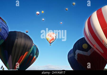 La Fiesta Internazionale della mongolfiera di Albuquerque del 45th “Desert Kaleidoscope” è ancora il primo evento internazionale di mongolfiera, alimentato dal clima perfetto di ottobre e da un fenomeno chiamato “Albuquerque Box”. Si tiene ogni anno al Balloon Fiesta Park, un parco di 360 acri con 100 acri di erba e cabine piene di palloncini e concessioni che vendono di tutto, dal tradizionale cibo messicano ai cimeli della mongolfiera. Ogni anno, squadre di palloncini provenienti da tutto il mondo partecipano all'evento ed è diventato l'evento più fotografato al mondo. Foto Stock