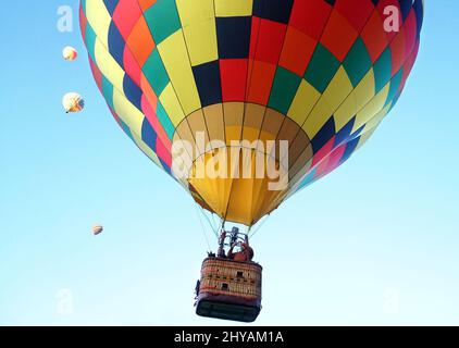 La Fiesta Internazionale della mongolfiera di Albuquerque del 45th “Desert Kaleidoscope” è ancora il primo evento internazionale di mongolfiera, alimentato dal clima perfetto di ottobre e da un fenomeno chiamato “Albuquerque Box”. Si tiene ogni anno al Balloon Fiesta Park, un parco di 360 acri con 100 acri di erba e cabine piene di palloncini e concessioni che vendono di tutto, dal tradizionale cibo messicano ai cimeli della mongolfiera. Ogni anno, squadre di palloncini provenienti da tutto il mondo partecipano all'evento ed è diventato l'evento più fotografato al mondo. Foto Stock