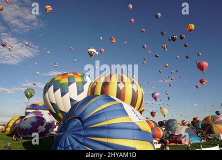 La Fiesta Internazionale della mongolfiera di Albuquerque del 45th “Desert Kaleidoscope” è ancora il primo evento internazionale di mongolfiera, alimentato dal clima perfetto di ottobre e da un fenomeno chiamato “Albuquerque Box”. Si tiene ogni anno al Balloon Fiesta Park, un parco di 360 acri con 100 acri di erba e cabine piene di palloncini e concessioni che vendono di tutto, dal tradizionale cibo messicano ai cimeli della mongolfiera. Ogni anno, squadre di palloncini provenienti da tutto il mondo partecipano all'evento ed è diventato l'evento più fotografato al mondo. Foto Stock