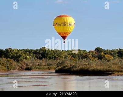 La Fiesta Internazionale della mongolfiera di Albuquerque del 45th “Desert Kaleidoscope” è ancora il primo evento internazionale di mongolfiera, alimentato dal clima perfetto di ottobre e da un fenomeno chiamato “Albuquerque Box”. Si tiene ogni anno al Balloon Fiesta Park, un parco di 360 acri con 100 acri di erba e cabine piene di palloncini e concessioni che vendono di tutto, dal tradizionale cibo messicano ai cimeli della mongolfiera. Ogni anno, squadre di palloncini provenienti da tutto il mondo partecipano all'evento ed è diventato l'evento più fotografato al mondo. Foto Stock