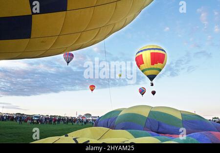 La Fiesta Internazionale della mongolfiera di Albuquerque del 45th “Desert Kaleidoscope” è ancora il primo evento internazionale di mongolfiera, alimentato dal clima perfetto di ottobre e da un fenomeno chiamato “Albuquerque Box”. Si tiene ogni anno al Balloon Fiesta Park, un parco di 360 acri con 100 acri di erba e cabine piene di palloncini e concessioni che vendono di tutto, dal tradizionale cibo messicano ai cimeli della mongolfiera. Ogni anno, squadre di palloncini provenienti da tutto il mondo partecipano all'evento ed è diventato l'evento più fotografato al mondo. Foto Stock