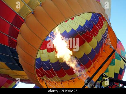 La Fiesta Internazionale della mongolfiera di Albuquerque del 45th “Desert Kaleidoscope” è ancora il primo evento internazionale di mongolfiera, alimentato dal clima perfetto di ottobre e da un fenomeno chiamato “Albuquerque Box”. Si tiene ogni anno al Balloon Fiesta Park, un parco di 360 acri con 100 acri di erba e cabine piene di palloncini e concessioni che vendono di tutto, dal tradizionale cibo messicano ai cimeli della mongolfiera. Ogni anno, squadre di palloncini provenienti da tutto il mondo partecipano all'evento ed è diventato l'evento più fotografato al mondo. Foto Stock