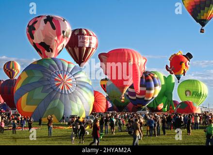 La Fiesta Internazionale della mongolfiera di Albuquerque del 45th “Desert Kaleidoscope” è ancora il primo evento internazionale di mongolfiera, alimentato dal clima perfetto di ottobre e da un fenomeno chiamato “Albuquerque Box”. Si tiene ogni anno al Balloon Fiesta Park, un parco di 360 acri con 100 acri di erba e cabine piene di palloncini e concessioni che vendono di tutto, dal tradizionale cibo messicano ai cimeli della mongolfiera. Ogni anno, squadre di palloncini provenienti da tutto il mondo partecipano all'evento ed è diventato l'evento più fotografato al mondo. Foto Stock