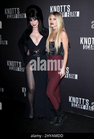 Elvira e AnnaLynne McCord in arrivo per l'evento 2016 Black Carpet di Knott's Scary Farm che si tiene presso la Knott's Berry Farm, Los Angeles, settembre 30th 2016. Foto Stock