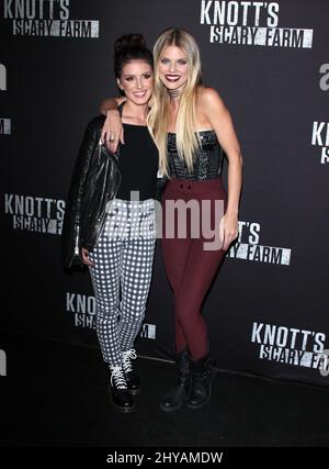 Shenae Grimes e AnnaLynne McCord in arrivo per l'evento 2016 Black Carpet di Knott's Scary Farm che si tiene presso la Knott's Berry Farm, Los Angeles, settembre 30th 2016. Foto Stock